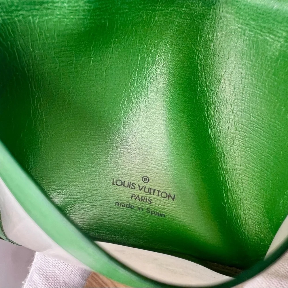 Louis Vuitton Vintage Porte 2 Cartes Vertical Wallet in Green Epi Leather